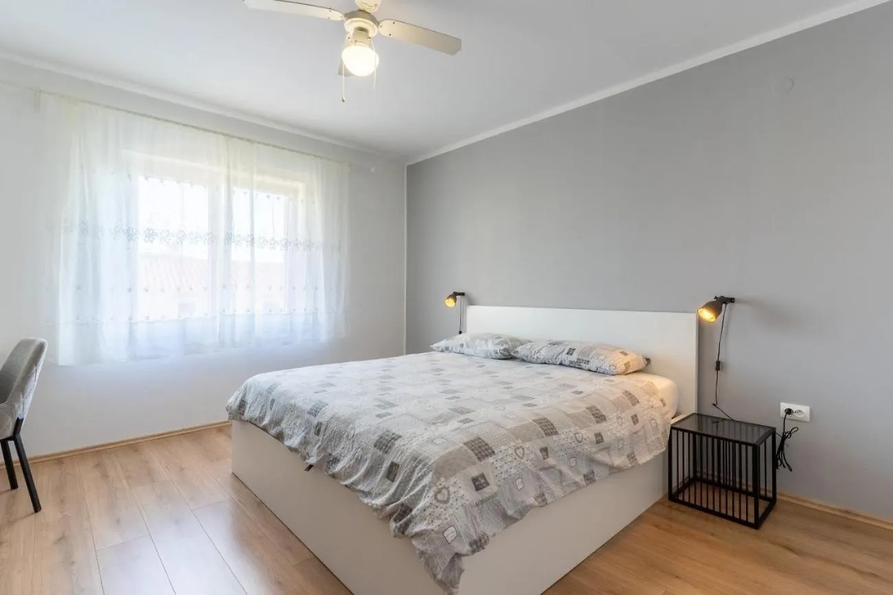 Apartment In Cres With Sea View, Balcony, Air Conditioning, Wi-Fi Croaţia