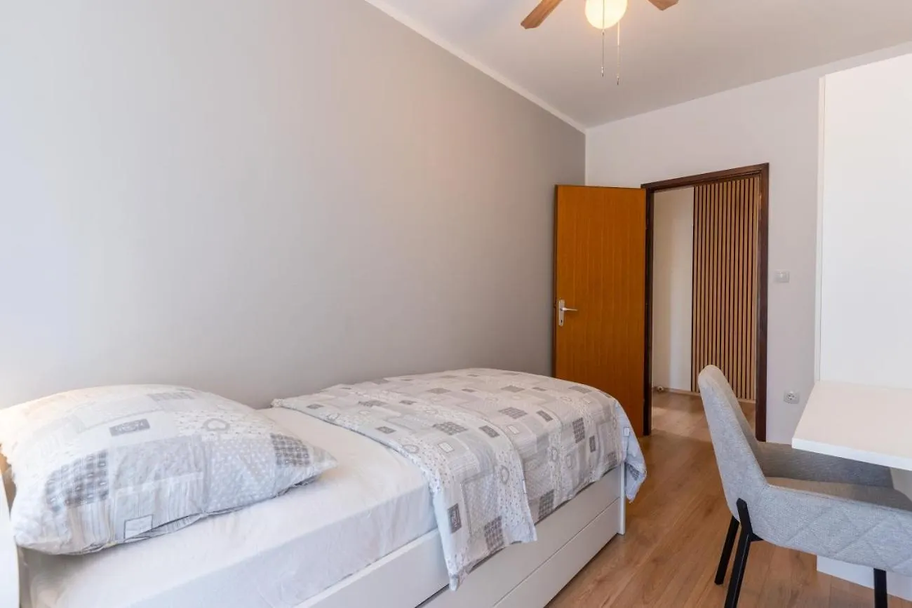 Apartment In Cres With Sea View, Balcony, Air Conditioning, Wi-Fi