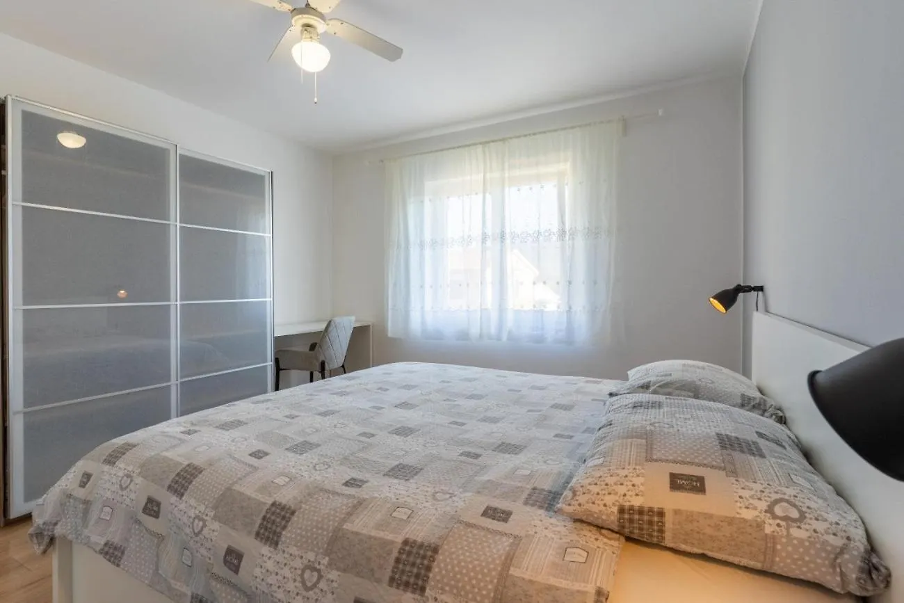 Apartment In Cres With Sea View, Balcony, Air Conditioning, Wi-Fi