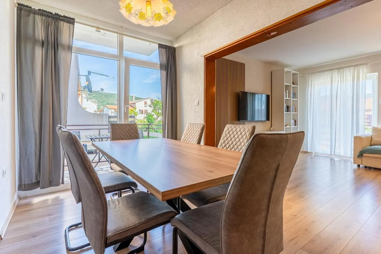 Apartment In Cres With Sea View, Balcony, Air Conditioning, Wi-Fi Croaţia